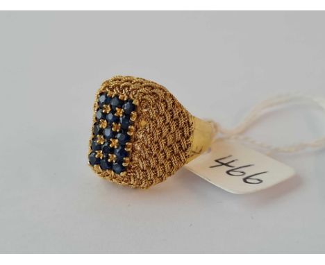 A FINE HAND CRAFTED FIFTEEN STONE SAPPHIRE RING IN BASKET WEAVE DESIGN 18CT GOLD SIZE R - 8.2 GMS 