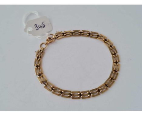 A good three tier gate bracelet 9ct - 7.5 gms 