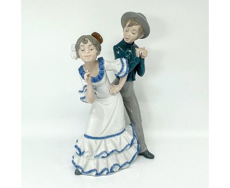 Nao porcelain figure from the Around the World collection. A decorative porcelain figurine of a young couple dressed in tradi