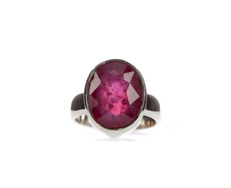 RUBY RING, set with an oval ruby of approximately 10.00 carats, marked 925, size M, 7.9g