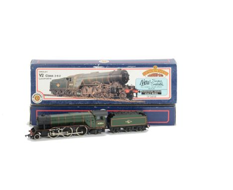 Bachmann OO Gauge BR green Class V2 Steam Locomotives and Tenders, 60903' and '60884', both in original boxes, VG, boxes F-G,