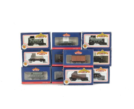 OO Gauge Freight Stock by various makers, some in original Bachmann boxes, others substituted or from kits, some NOT as indic