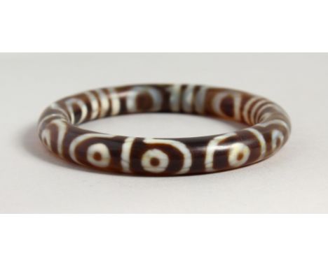 AN AGATE STYLE BANGLE. 3ins diameter.