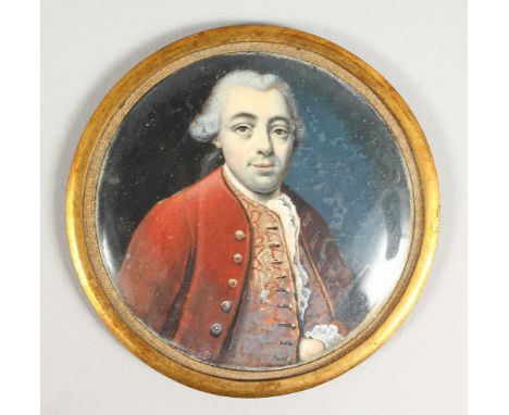 A GEORGE III CIRCULAR PORTRAIT OF A GENTLEMAN. 3ins diameter.