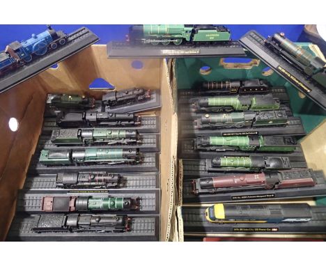 Collection of twenty one static trains, OO scale. P&P Group 3 (£25+VAT for the first lot and £5+VAT for subsequent lots) 