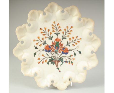A VERY FINE 19TH-EARLY 20TH CENTURY NORTH INDIAN AGRA PIETRA DURA INLAID MARBLE DISH, with lapis, malachite, agate, jade, top