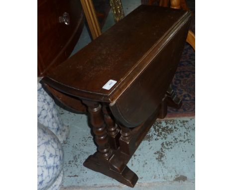 Small oak drop leaf gate leg table on turned supports