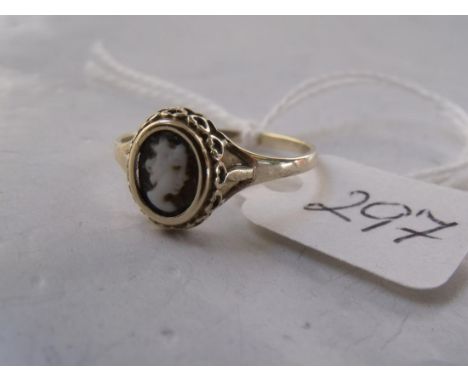 9ct cameo ring approx size 'Q'     
