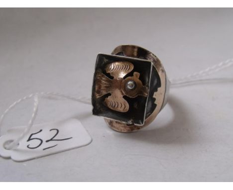An unusual 18ct gold & silver designer ring depicting a  gold bird in flight expanding band 4.6g    