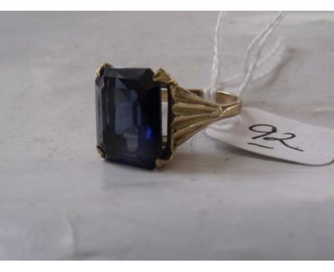 A square shaped blue stone dress ring in 9ct mount 5.5g  