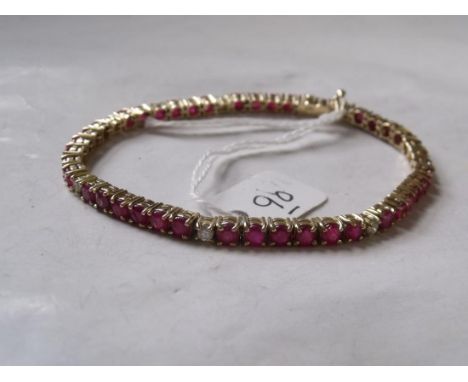 AN 18CT GOLD RUBY AND DIAMOND LINE BRACELET 16.3g       