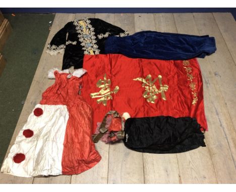 Qty of vintage &amp; dramatic clothing to include lace dresses 
