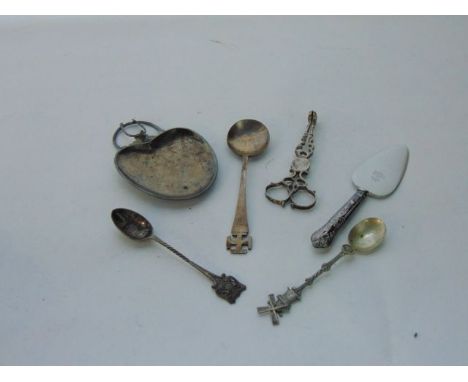 An Edwardian silver clip on ashtray, Grey & Co., Birmingham, 1901, of stylised heart-shaped form, 41.8g; a pair of English si