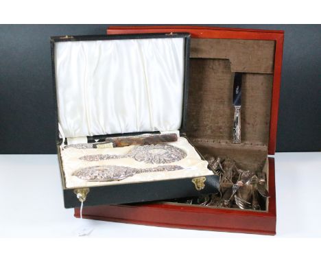 Early 20th century boxed Broadway silver vanity set to include brush, mirror, clothes brush and comb with repousse detailing,