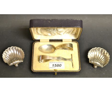 A pair of late Victorian/Edwardian silver shell shaped table salts, bun feet, Birmingham c.1900; a set of George V silver bab