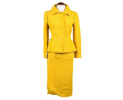 Givenchy. Haute couture. Circa 1960 - 1965. Women's suit in yellow wool with a check pattern.In good condition.Vintage.Waist: