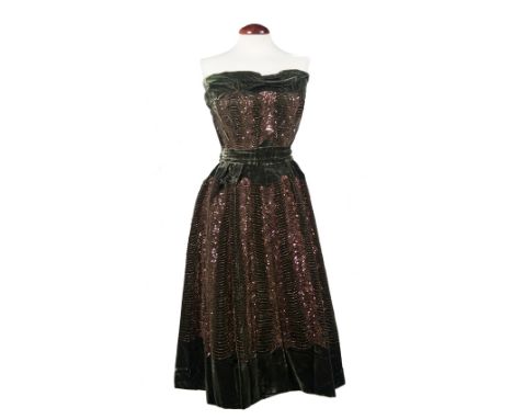Dragoni Venezia. Haute couture. 1950s. Cocktail dress in green embroidered silk chiffon velvet with sequins and beads.In good