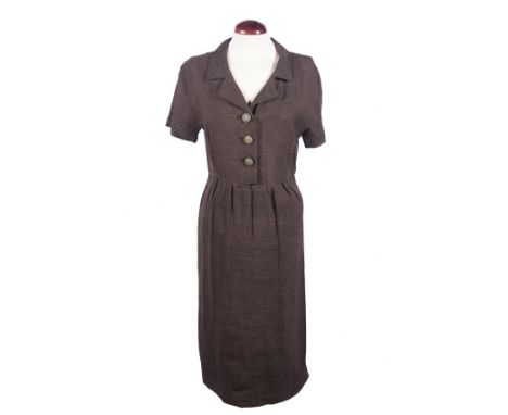 Balenciaga. 10 Avenue George V, Paris. Haute couture. Circa 1960 - 1965. Day dress in brown linen.In good condition.Vintage.D