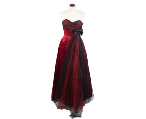 Augusto Moschini. Rome. Haute couture. 1950s. Evening dress in ribbed red silk with ikat or chiné pattern and black tulle.In 