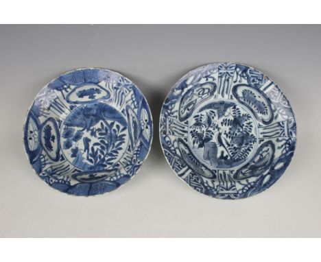 Two Chinese blue and white Kraak porcelain circular bowls, late Ming dynasty, probably Wanli period, each centre painted with