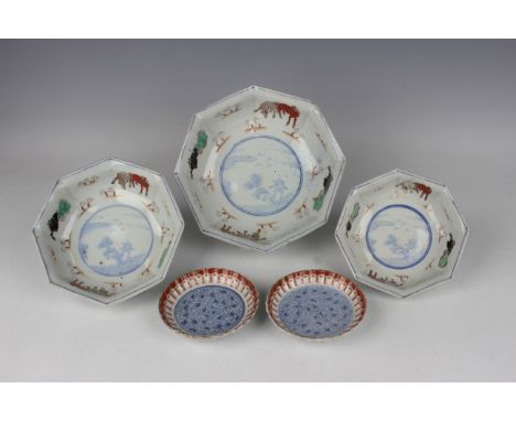 A graduated set of three Japanese Imari porcelain octagonal bowls, early 20th century, each interior painted in the Chinese s