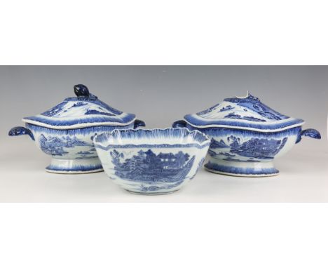 A Chinese blue and white export porcelain part dinner service, late Qianlong/early Jiaqing period, each piece painted with pa