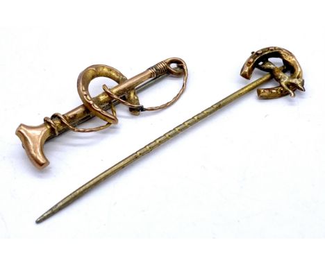A 9ct gold tie pin with a fox within a horseshoe, and a 9ct gold bar brooch in the form of a whip within a horseshoe, 2.2g to