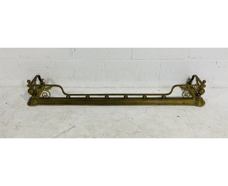 An Art Nouveau brass fire fender - overall length 134cm