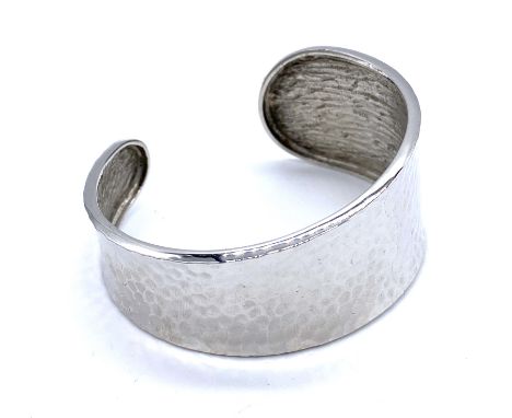 A sterling silver cuff bangle with hammered decoration, 25.8g.
