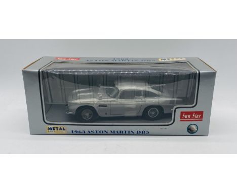 A boxed Sun Star 1963 Aston Martin DB5 die-cast model car in silver (1:18 scale)