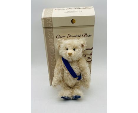 A limited edition boxed Steiff "Queen Elizabeth Bear" light blond teddy bear (662140) - height 32cm, missing certificate