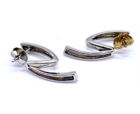 A pair of vintage 9ct white gold earrings, one with replacement yellow gold butterfly, 3.7 g total weight.