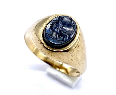 A 9ct gold Gent's signet ring set with hematite carved with a Centurian, size R 3.5g. 