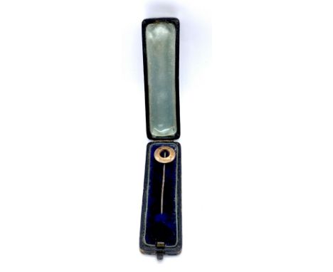 A Victorian novelty gold tie pin inscribed 6lbs, tests as 14ct, mounted on gold pin tests as 9ct, 2.2g total weight, in fitte