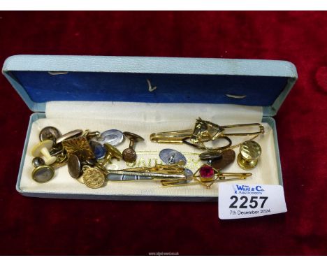 A small quantity of cufflinks, tie clips and bar brooch.