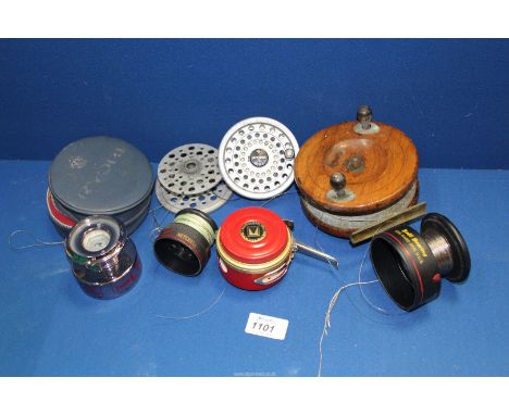 A quantity of spools including Martin Reel Co., Ryobi, Red Wolf, vintage wood and brass, etc.
