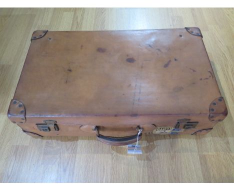 E Goyard Aine Paris, a good quality light tan vintage leather suitcase with brass locks and riveted leather corners, 70cm x 4
