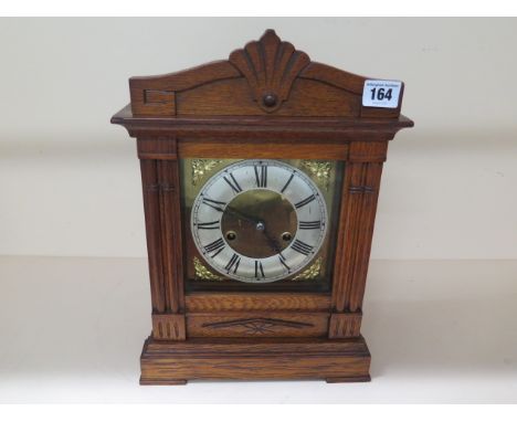 An 8 day oak case mantle clock, 36cm tall, in running order 