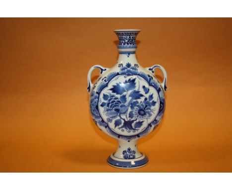 A BLUE AND WHITE TWIN HANDLED CERAMIC DELPH MOON FLASK / VASE  