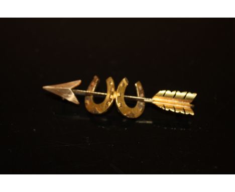A HALLMARKED 9 CARAT GOLD BAR BROOCH IN THE FORM OF AN ARROW SHOOTING THROUGH TWO HORSESHOES APPROX WEIGHT 3.2G 