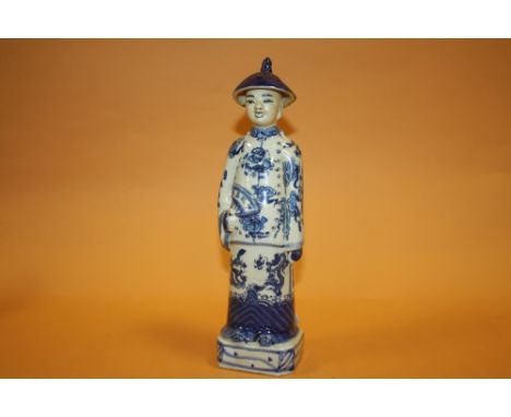 A BLUE AND WHITE CERAMIC FIGURE OF AN ORIENTAL GENTLEMAN H -27CM