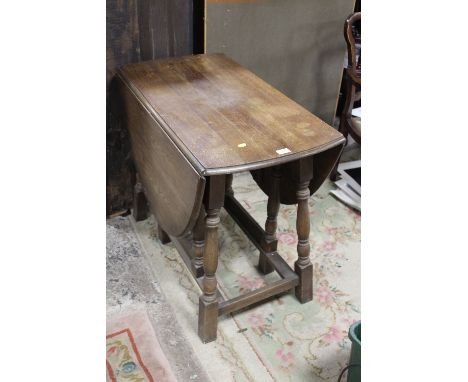 A VINTAGE OAK DROPLEAF TABLE