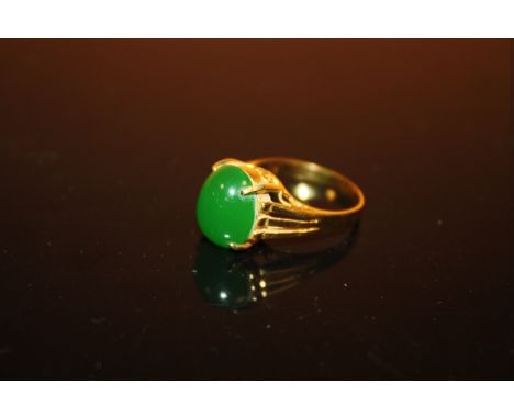 A YELLOW METAL DRESS RING STAMPED 14K SET WITH A LARGE JADE TYPE POLISHED STONE SIZE M 1/2 APPROX WEIGHT 2.8G