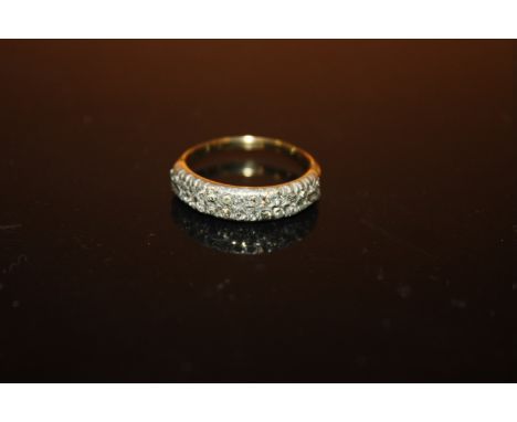 A YELLOW METAL DRESS RING SET WITH CLEAR STONES SIZE N APPROX WEIGHT -3.4G