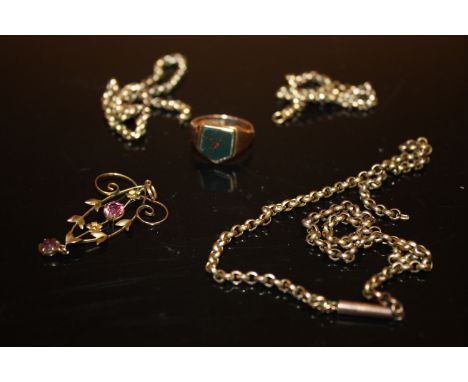 A COLLECTION OF 9 CARAT GOLD JEWELLERY TO INCLUDE A BLOODSTONE SET ROSE GOLD SIGNET RING SIZE P, CHAINS AND A PINK STONE SET 