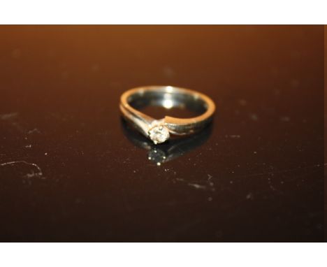 A HALLMARKED 9 CARAT WHITE GOLD DIAMOND SOLITAIRE RING SIZE - N 1/2 APPROX WEIGHT - 2.3G 