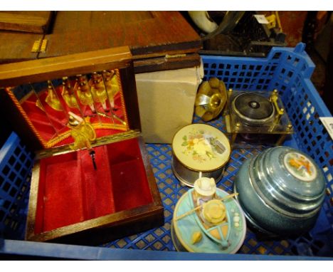 A SMALL TRAY OF MUSICAL BOXES ETC. TO INCLUDE A MUSICAL COMPACT WITH FIGURATIVE DETAIL 