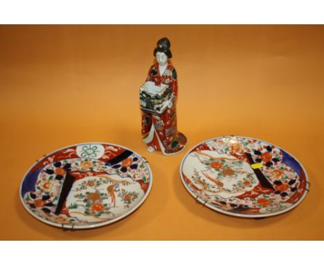 AN ORIENTAL CERAMIC FIGURE OF A WOMAN HOLDING A BOX, TOGETHER WITH TWO ORIENTAL CERAMIC PLATES (3)