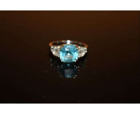 A 375 WHITE GOLD RING SET WITH A LARGE BLUE STONE SIZE P APPROX WEIGHT - 3.5G