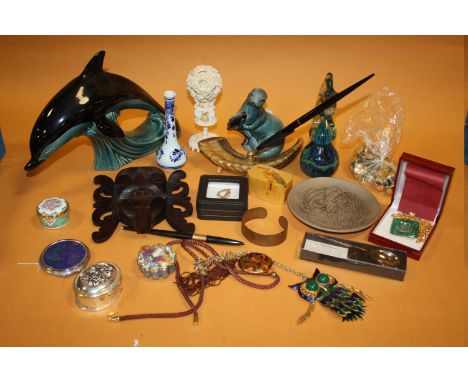 A TRAY OF COLLECTABLES TO INCLUDE A SPODE PILL BOX, POOLE DOLPHIN, MDINA PAPER WEIGHT ETC